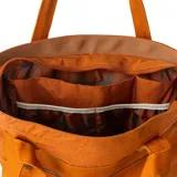 Bolso tote color naranja con bolsillo frontal con cierre y logo de la marca en la esquina inferior.