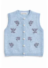 Chaleco de punto color celeste con bordados florales en tono grisáceo, cierre frontal con botones de perla y cuello redondo.