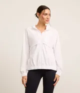Campera cortavientos deportiva Get Over de color blanco, modelo con capucha ajustable con cordón, cierre frontal completo con cremallera y puños y ruedo elásticos.