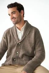 Cardigan marrón tejido con cuello smoking, cierre con botón y bolsillos delanteros.