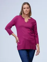 Buzo tejido de hilado fino color fucsia, marca Cable & Gauge. Cuello con solapa, escote en V con aplique de botones metálicos. Manga larga amplia con puño elastizado y laterales con tajo.