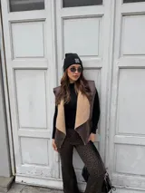 Pantalón tipo oxford de tiro alto con estampado animal print de leopardo, corte ajustado en la parte superior y acampanado en el ruedo.