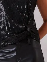 Blusa de lentejuelas color negro, con cuello a la base, sin mangas y detalle de nudo en el ruedo.