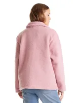Sobrecamisa de tejido sherpa color blanco, con cuello solapa, cierre frontal con botones y bolsillos delanteros.