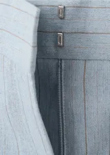 Pantalón de vestir tiro medio con diseño de raya diplomática, trabillas para cinto, dos bolsillos laterales y dos bolsillos de ribete en la parte posterior, con cierre oculto de ganchos y cremallera.
