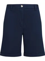 Short de sarga color azul marino, de corte slim con pierna recta y largo a la altura de la rodilla. Presenta cierre con botón y cremallera, y diseño de 4 bolsillos.