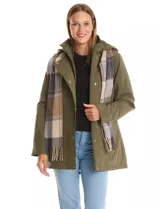 Gabardina impermeable marca Weatherproof color verde militar, con cierre frontal oculto y botones a presión. Cuenta con capucha desmontable, bolsillos frontales y forro interno. Incluye una bufanda a cuadros a juego.