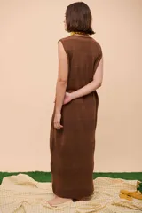 Vestido largo rojo con textura de ondas horizontales y cuello redondo. Sin mangas y de corte recto.