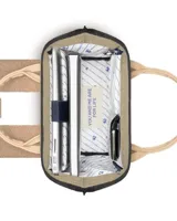 Mochila Cabaia modelo Adventurer Manchester, confeccionada en tejido tipo corderito color beige. Presenta asas superiores y detalles en cuero sintético color crema, bolsillo frontal con cierre y parche de la marca en el centro.