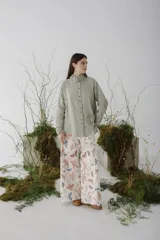 Pantalón jean wide leg color crudo con estampado de insectos y flores en tonos naranja, azul y verde.