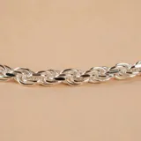 Pulsera de cadena tipo soga confeccionada en plata 925, con un diseño trenzado clásico y acabado brillante.