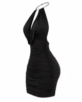 Mini vestido negro de microfibra, con escote halter adornado con detalles metálicos, corte ajustado al cuerpo y fruncidos laterales.