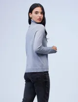 Polera de tejido fino, color rosado, con cuello alto, manga larga y detalle de tajo en los puños.