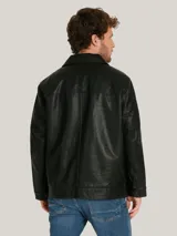 Campera clásica de poliuretano color negro para hombre, de marca Tommy Hilfiger. Posee cuello camisero, cierre frontal con cremallera, bolsillos frontales y puños ajustables.