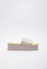 Sandalias negras de plataforma con punta cuadrada y tira ancha sobre el empeine.