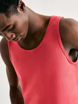 Musculosa básica de hombre color azul oscuro.