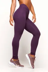 Calza deportiva color uva, de tiro alto y corte ajustado.