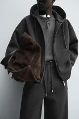 Pantalón de corte wide fit confeccionado en tejido técnico con efecto neopreno. Presenta cintura elástica ajustable con cordón, perneras anchas con costura frontal, bolsillos laterales y bolsillos traseros de plastrón.