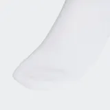 Pack de tres pares de medias tobilleras Adidas color blanco, con puños acanalados que presentan las tres rayas características en negro y el logo del Trifolio bordado en el lateral.