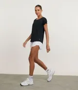 Remera deportiva negra de microfibra texturizada, con mangas cortas y recortes laterales.