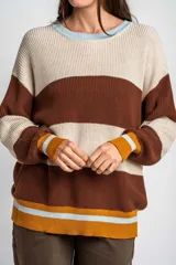 Sweater oversize de tejido de punto con diseño de rayas horizontales anchas en color beige y azul marino, cuello redondo marrón y puños y dobladillo en marrón con líneas beige y blancas.