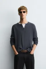 Jersey slim fit de algodón, color azul marino con efecto lavado. Cuello redondo con cierre frontal de dos botones y manga larga.