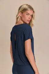 Remera deportiva verde militar de calce suelto, con mangas cortas, sisas desplazadas y abertura en la espalda. Confeccionada en tejido liviano y respirable con tecnología Quick Dry y Easy Care.