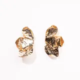 Aros colgantes dorados con diseño abstracto irregular.