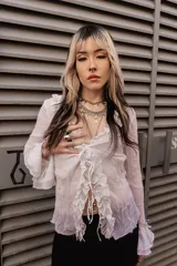 Collar de cadena plateada con eslabones gruesos y colgantes de cruces maltesas. La cadena principal tiene una sección de eslabones más finos y un cierre de mosquetón ajustable.