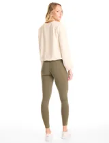 Legging de tiro alto confeccionada en algodón elástico con cintura ancha modeladora. Presenta un calce ajustado y tejido opaco de tacto natural.