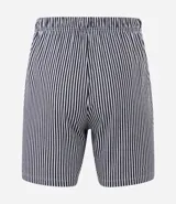 Pijama masculino de algodón, compuesto por una remera blanca con estampado de Garfield y la frase "Mondays Suck", y un short con rayas verticales blancas y negras. Incluye pantuflas negras de felpa.