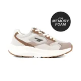 Championes Hi-Tec Dallas, con capellada de cuero sintético color beige, detalles en marrón y blanco, y suela de goma blanca.