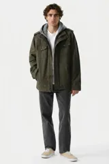 Campera estilo militar color verde oliva, con cierre frontal y solapa con botones, bolsillos frontales con tapa y capucha gris integrada.