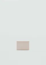Porta documentos de diseño minimalista con efecto safiano, múltiples ranuras para tarjetas y logo metálico grabado en la parte frontal.