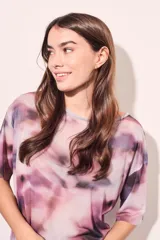 Remera oversize de tul con estampado abstracto en tonos rosa, lila y negro.