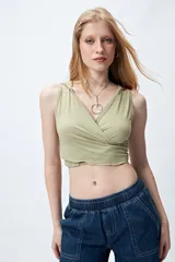 Top corto color verde oliva, con capucha, escote cruzado y calce ceñido.