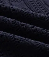 Remera polo masculina de manga corta, color azul marino, con cuello en V y diseño de textura tipo patchwork.