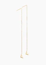 Par de aros colgantes dorados con cadena fina y dije de triángulo calado.
