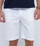 Bermuda de sarga blanca con diseño recto, cierre con botón y cremallera, bolsillos delanteros y traseros.