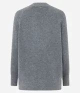 Cardigan de punto color beige con escote en V, cierre frontal con botones grandes y mangas largas con puños acanalados. Presenta un corte recto y estructurado.