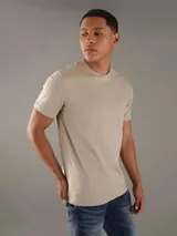 Remera manga corta color beige, corte regular y cuello redondo.