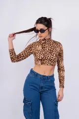 Polera corta de lycra con cuello alto y estampado animal print de leopardo.