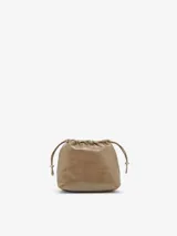 Bolso tipo cubo Diesel Scrunch-D, color gris oscuro, confeccionado en cuero brillante con efecto arrugado. Presenta logo metálico "D" en el frente, cierre con cordones ajustables, correa de hombro extraíble y múltiples bolsillos internos.