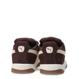 Championes urbanos Puma modelo Park Luna Sd, confeccionados en gamuza color marrón con la icónica franja lateral en color beige. Presentan suela de goma con entresuela blanca y cierre de cordones al tono.