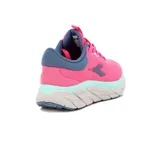 Championes deportivos Diadora modelo Proton para mujer, color rosa vibrante con detalles en azul claro y azul oscuro. Presentan una capellada de tejido técnico con textura ondulada, logo Diadora en el lateral, cuello acolchado azul oscuro y una suela gruesa con entresuela en gris claro y una banda decorativa en azul claro.