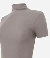 Blusa básica de ribana color marrón, con cuello alto y mangas cortas.
