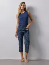 Pantalón capri de gabardina elastizada estampada, marca Zac & Rachel, con pretina ancha elastizada.