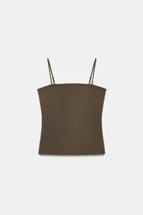 Top de poliamida con escote recto y tirantes finos ajustables. Diseño liso y minimalista con bajo recto.