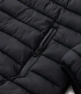 Campera puffer ultraligera Marfinno color negro, con cuello alto, cierre frontal por cremallera y bolsillos laterales.