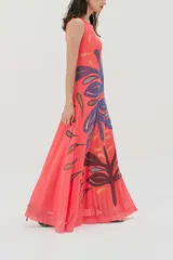 Vestido largo color coral con estampado de hojas en tonos violeta y marrón.